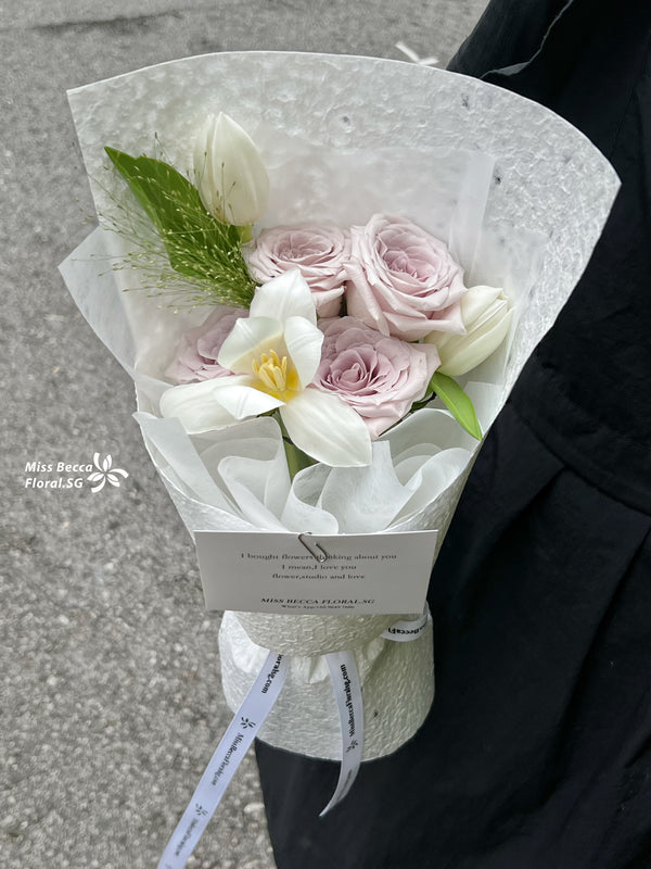 Korea style mini manta with tulip fresh flower bouquet