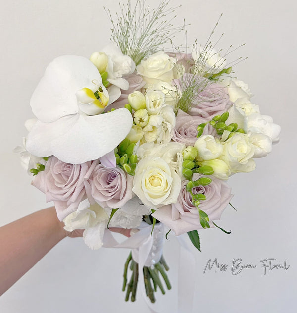 Manta White Rose Bridal Bouquet