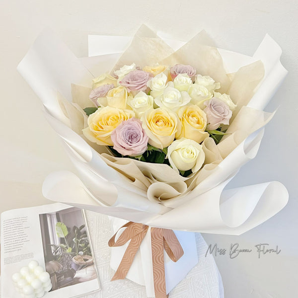 Manta Champagne Rose & White Roses Flower Bouquet