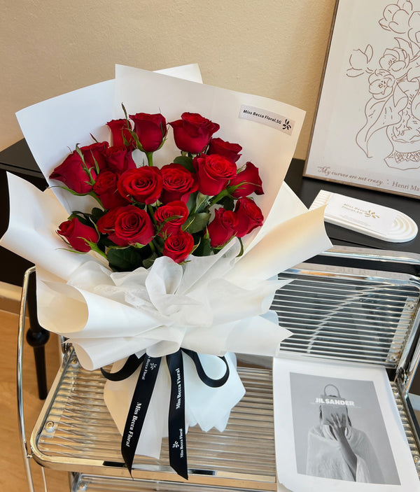 Snow White Fresh Red Rose Flower Bouquet With Fairy Lights